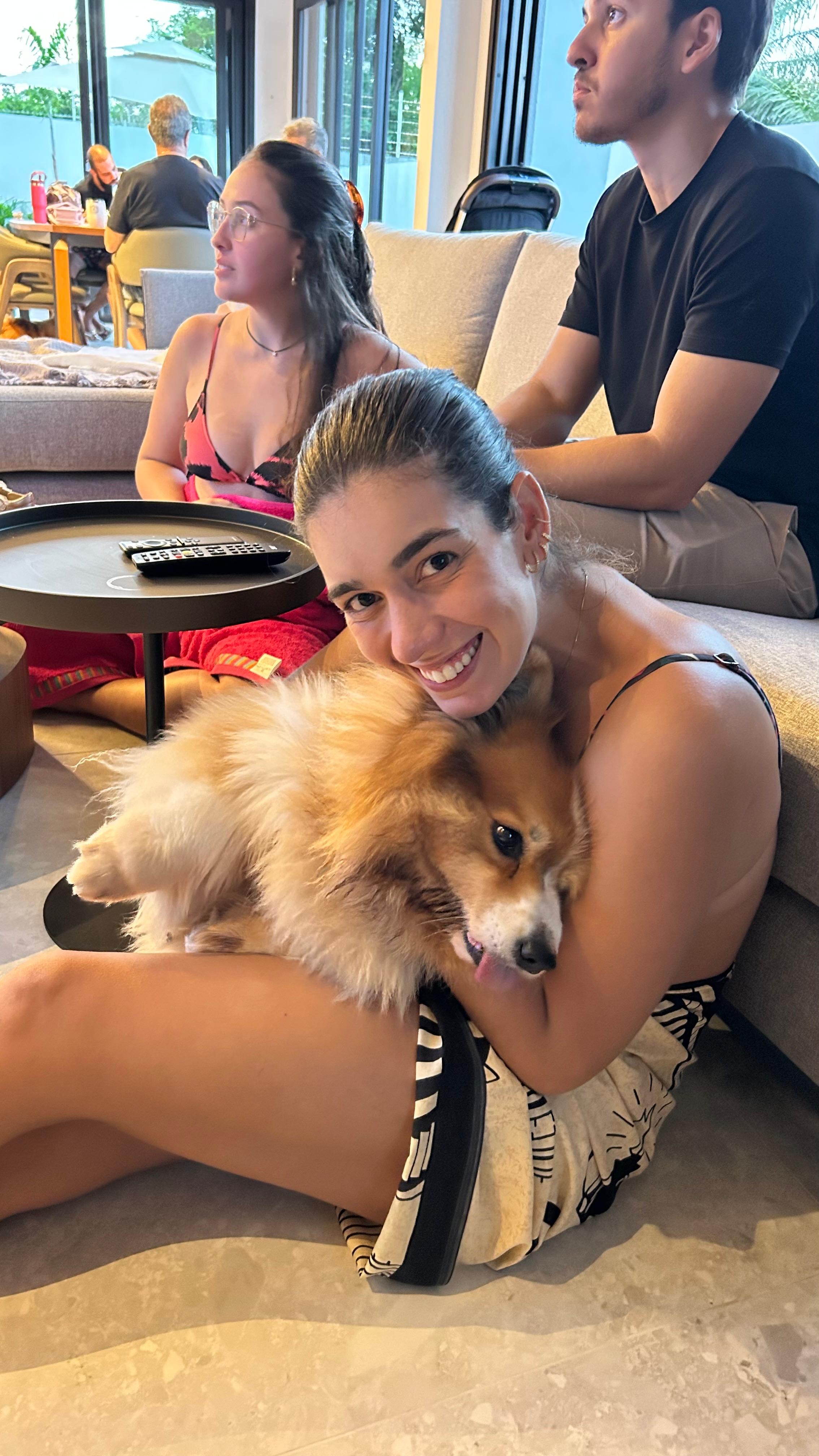 Anna Maria abraçando nosso cachorrinho