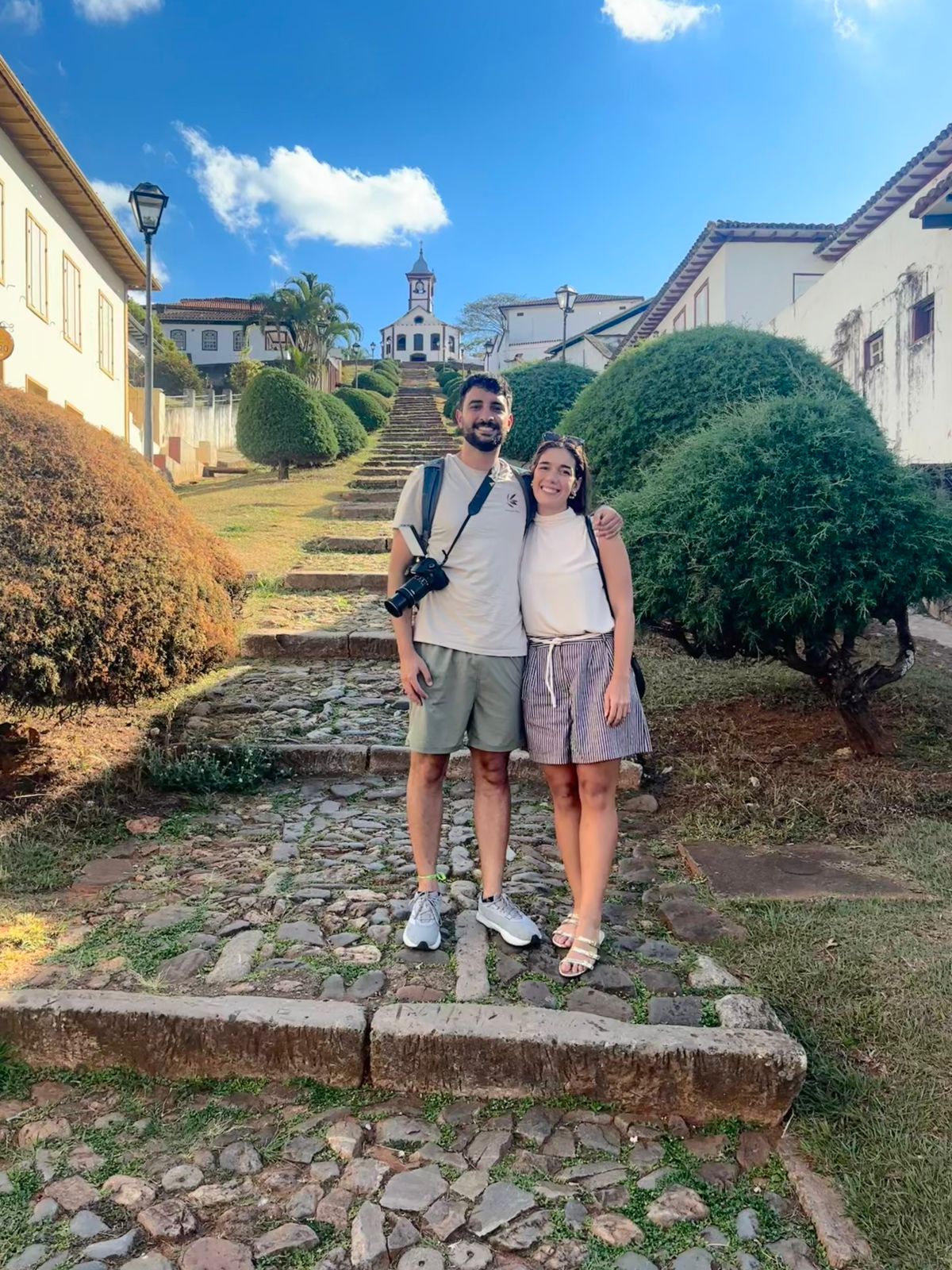 Nós dois em frente à igreja na cidade histórica